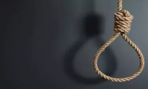 ഓണ്‍ലൈന്‍ ഗെയിം കളിച്ച് പണം നഷ്ടമായി; ബന്ധുവിന്റെ വീട്ടിലെ ഫാനില്‍ തൂങ്ങി യുവാവ് ജീവനൊടുക്കി