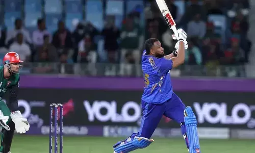 ടി20 ക്രിക്കറ്റിൽ മറ്റൊരു നാഴികക്കല്ല് പിന്നിട്ട് പൊള്ളാർഡ്; നായകനായി 300 സിക്സറുകൾ തികയ്ക്കുന്ന ആദ്യ താരം; മറികടന്നത് എം.എസ് ധോണിയെ