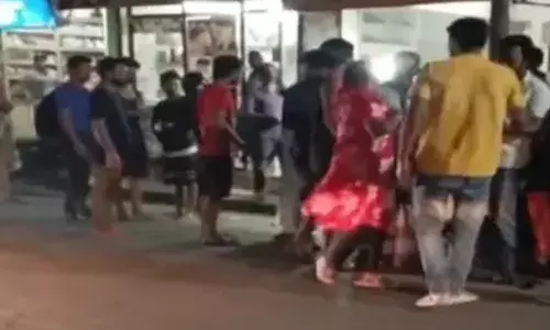 മദ്യലഹരിയിലുണ്ടായ വാക്കുതര്‍ക്കം; നടുറോഡില്‍ ഇതരസംസ്ഥാന തൊഴിലാളികളായ സ്ത്രീകള്‍ ഏറ്റുമുട്ടി