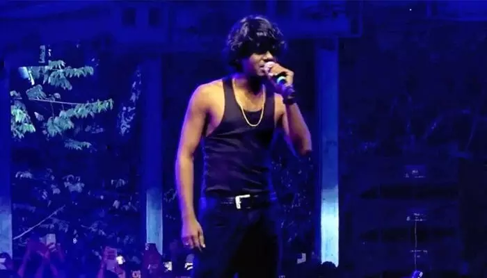 ബേക്കല് ബീച്ച് ഫെസ്റ്റില് റാപ്പര് വേടന്റെ സംഗീത പരിപാടിക്കിടെ തിക്കും തിരക്കും; കുട്ടികള് ഉള്പ്പടെ പരിക്കേറ്റ നിരവധി പേര് ആശുപത്രിയില്; ഒരാള് ട്രെയിന് തട്ടി മരിച്ചു; സംഘാടനത്തില് വീഴ്ച ബേക്കല് ബീച്ച് ഫെസ്റ്റില് റാപ്പര് വേടന്റെ സംഗീത പരിപാടിക്കിടെ തിക്കും തിരക്കും; കുട്ടികള് ഉള്പ്പടെ പരിക്കേറ്റ നിരവധി പേര് ആശുപത്രിയില്; ഒരാള് ട്രെയിന് തട്ടി മരിച്ചു; സംഘാടനത്തില് വീഴ്ച