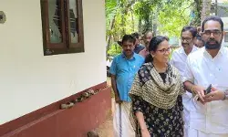 വോട്ട് കോണ്ഗ്രസിന് നല്കി; പാതിരാത്രിയില് പകരം വീട്ടല് സ്റ്റീല് ബോംബിലൂടെ; വടകര ബ്ലോക്ക് പഞ്ചായത്ത് അംഗം ആര്ജെഡിയിലെ രജനിയുടെ വീടിന് നേരെ ആക്രമണം; തോല്വിക്ക് പിന്നാലെ അഴിയൂരില് അഴിഞ്ഞാട്ടം; പ്രതിക്കൂട്ടില് സിപിഎം വോട്ട് കോണ്ഗ്രസിന് നല്കി; പാതിരാത്രിയില് പകരം വീട്ടല് സ്റ്റീല് ബോംബിലൂടെ; വടകര ബ്ലോക്ക് പഞ്ചായത്ത് അംഗം ആര്ജെഡിയിലെ രജനിയുടെ വീടിന് നേരെ ആക്രമണം; തോല്വിക്ക് പിന്നാലെ അഴിയൂരില് അഴിഞ്ഞാട്ടം; പ്രതിക്കൂട്ടില് സിപിഎം