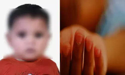 മണ്ണ് വായിലിട്ട് കളിക്കുന്നതിനിടെ അശ്രദ്ധ; കല്ല് തൊണ്ടയിൽ കുടുങ്ങി പിഞ്ചുകുഞ്ഞിന് ദാരുണാന്ത്യം; നോവായി വിയോഗ വാർത്ത; വേദന താങ്ങാൻ കഴിയാതെ ഉറ്റവർ