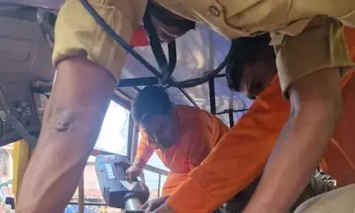 എംസി റോഡില്‍ കുളനടയില്‍ വാഹനങ്ങളുടെ കൂട്ടയിടി; ലോറി ഡ്രൈവര്‍ ഉറങ്ങി; മൂന്നു വാഹനങ്ങളില്‍ ലോറി ഇടിച്ചു കയറി; സ്‌കൂള്‍ ബസിനുള്ളില്‍  കുടുങ്ങിയ ഡ്രൈവറെ രക്ഷിച്ചു