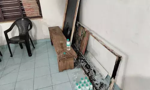 കണ്ണൂരില്‍ അക്രമ രാഷ്ട്രീയം തുടരുന്നു: കരിവെള്ളൂരില്‍ എസ്.ഐ.ആര്‍ നിശാ ക്യാംപ് നടത്തിയ കോണ്‍ഗ്രസ് ഓഫീസ് അടിച്ചു തകര്‍ത്തു