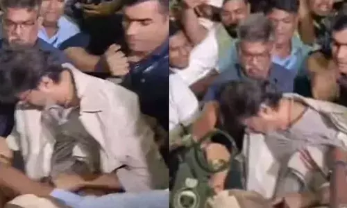 വിമാനത്താവളത്തില്‍ നിന്നും കാറിനടുത്തേക്ക് നടക്കവെ വിജയ്യെ വളഞ്ഞ് ആരാധകര്‍; താഴെ വീണ് താരം