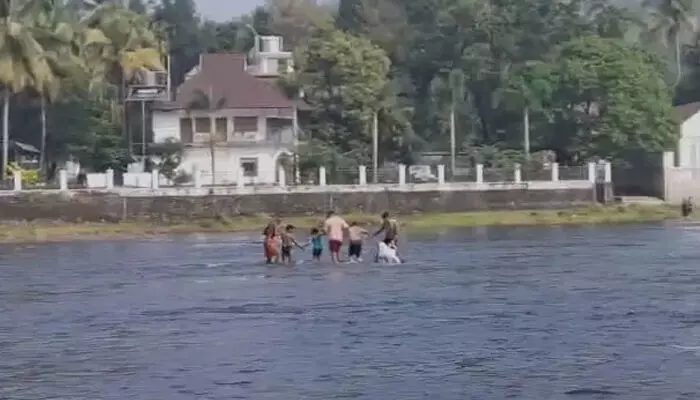 അതിരപ്പിള്ളിയില് പുഴയില് പെട്ടെന്ന് ജലനിരപ്പുയര്ന്നു; വിനോദസഞ്ചാരികള് കുടുങ്ങി; സുരക്ഷിതമായി കരയ്ക്ക് എത്തിച്ച് നാട്ടുകാര് അതിരപ്പിള്ളിയില് പുഴയില് പെട്ടെന്ന് ജലനിരപ്പുയര്ന്നു; വിനോദസഞ്ചാരികള് കുടുങ്ങി; സുരക്ഷിതമായി കരയ്ക്ക് എത്തിച്ച് നാട്ടുകാര്