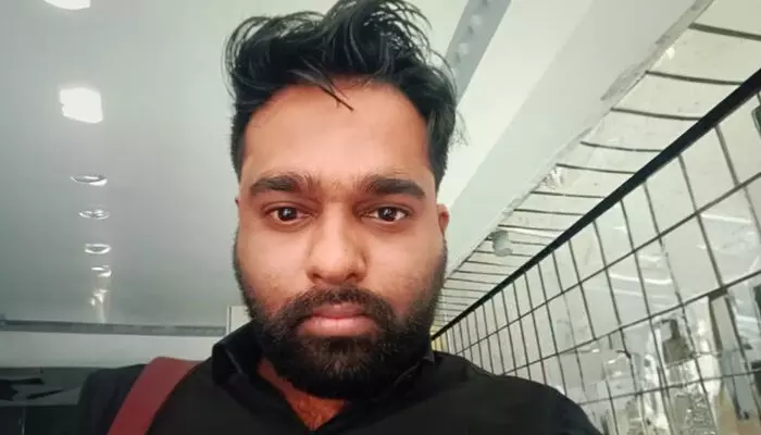 കരിപ്പൂര് വിമാനത്താവളത്തിലെ കാഴ്ചകള് കാണാനെത്തി; വ്യൂ പോയിന്റില് നിന്ന് വീണ് കഴുത്തില് കമ്പ് തറച്ചുകയറി യുവാവിന് ദാരുണാന്ത്യം കരിപ്പൂര് വിമാനത്താവളത്തിലെ കാഴ്ചകള് കാണാനെത്തി; വ്യൂ പോയിന്റില് നിന്ന് വീണ് കഴുത്തില് കമ്പ് തറച്ചുകയറി യുവാവിന് ദാരുണാന്ത്യം