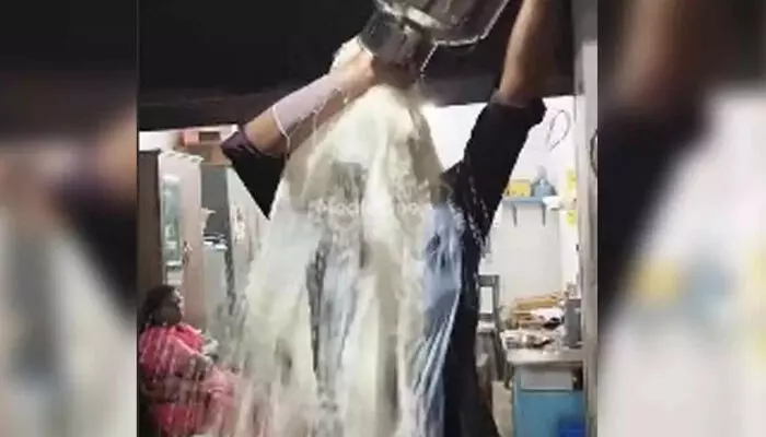 തന്റെ പശുവിന്റെ പാല് മാത്രം പിരിഞ്ഞ് പോകുന്നെന്ന് സൊസൈറ്റിക്കാര്; പാല് തലയിലൂടെ ഒഴിച്ച് ക്ഷീരകര്ഷകന്റെ പ്രതിഷേധം തന്റെ പശുവിന്റെ പാല് മാത്രം പിരിഞ്ഞ് പോകുന്നെന്ന് സൊസൈറ്റിക്കാര്; പാല് തലയിലൂടെ ഒഴിച്ച് ക്ഷീരകര്ഷകന്റെ പ്രതിഷേധം