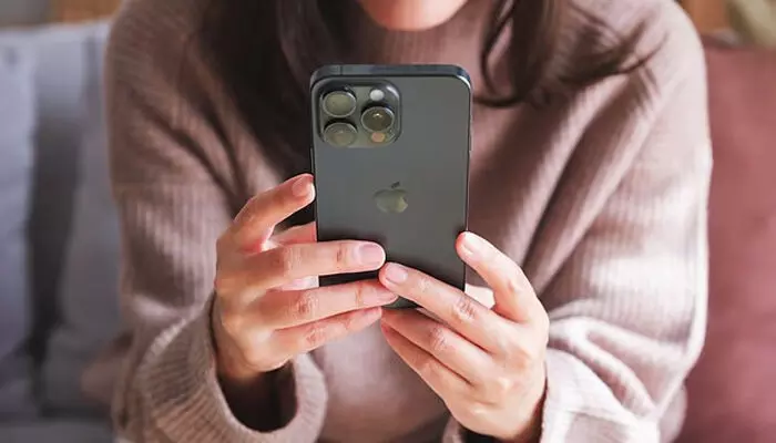 ഐഫോണ് കൈവശമുള്ളവര് സൂക്ഷിക്കുക! 180 കോടി ഉപയോക്താക്കള്ക്ക് ആപ്പിളിന്റെ അതീവ ജാഗ്രതാ നിര്ദ്ദേശം; നിങ്ങളുടെ ഫോണ് ഹാക്കര്മാര് നിയന്ത്രിച്ചേക്കാം; ഉടന് ചെയ്യേണ്ടത് ഇതാണ്; മുന്നറിയിപ്പ് ഇങ്ങനെ ഐഫോണ് കൈവശമുള്ളവര് സൂക്ഷിക്കുക! 180 കോടി ഉപയോക്താക്കള്ക്ക് ആപ്പിളിന്റെ അതീവ ജാഗ്രതാ നിര്ദ്ദേശം; നിങ്ങളുടെ ഫോണ് ഹാക്കര്മാര് നിയന്ത്രിച്ചേക്കാം; ഉടന് ചെയ്യേണ്ടത് ഇതാണ്; മുന്നറിയിപ്പ് ഇങ്ങനെ