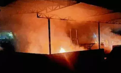 നെയിം പ്ലേറ്റുകൾ നിർമിക്കുന്ന സ്ഥാപനത്തിൽ വൻ തീപിടിത്തം; കനത്ത പുക കൊണ്ട് നിറഞ്ഞ് പ്രദേശം; തൊഴിലാളികൾ രക്ഷപ്പെട്ടത് ഭാഗ്യം കൊണ്ട് മാത്രം നെയിം പ്ലേറ്റുകൾ നിർമിക്കുന്ന സ്ഥാപനത്തിൽ വൻ തീപിടിത്തം; കനത്ത പുക കൊണ്ട് നിറഞ്ഞ് പ്രദേശം; തൊഴിലാളികൾ രക്ഷപ്പെട്ടത് ഭാഗ്യം കൊണ്ട് മാത്രം