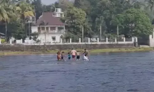 അതിരപ്പിള്ളിയില്‍ പുഴയില്‍ പെട്ടെന്ന് ജലനിരപ്പുയര്‍ന്നു; വിനോദസഞ്ചാരികള്‍ കുടുങ്ങി; സുരക്ഷിതമായി കരയ്ക്ക് എത്തിച്ച് നാട്ടുകാര്‍