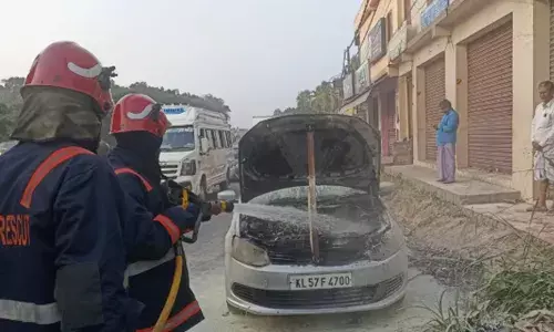 വണ്ടിയുടെ മുൻ ഭാഗത്ത് നിന്നും പുക; കണ്ടതോടെ പരിഭ്രാന്തിയിൽ ഒതുക്കി നിർത്തി; ദേശീയപാതയിൽ ഓടിക്കൊണ്ടിരുന്ന കാറിന് തീപിടിച്ചു; രക്ഷപ്പെട്ടത് തലനാരിഴയ്ക്ക്