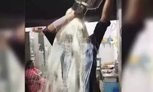 തന്റെ പശുവിന്റെ പാല്‍ മാത്രം പിരിഞ്ഞ് പോകുന്നെന്ന് സൊസൈറ്റിക്കാര്‍; പാല്‍ തലയിലൂടെ ഒഴിച്ച് ക്ഷീരകര്‍ഷകന്റെ പ്രതിഷേധം