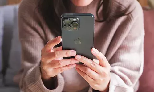 ഐഫോണ്‍ കൈവശമുള്ളവര്‍ സൂക്ഷിക്കുക! 180 കോടി ഉപയോക്താക്കള്‍ക്ക് ആപ്പിളിന്റെ അതീവ ജാഗ്രതാ നിര്‍ദ്ദേശം; നിങ്ങളുടെ ഫോണ്‍ ഹാക്കര്‍മാര്‍ നിയന്ത്രിച്ചേക്കാം; ഉടന്‍ ചെയ്യേണ്ടത് ഇതാണ്; മുന്നറിയിപ്പ് ഇങ്ങനെ