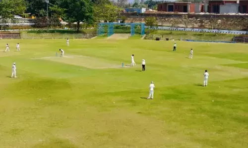 സ്‌കോർ 200 കടത്തിയത് വാലറ്റത്തിന്റെ ചെറുത്ത് നിൽപ്പ്; ഒന്നാം ഇന്നിങ്സിൽ 219 റൺസിന് പുറത്ത്; വിജയ് മർച്ചൻ്റ് ട്രോഫിയിൽ ഝാർഖണ്ഡിനോട് ലീഡ് വഴങ്ങി കേരളം