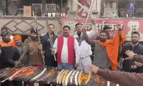 ബംഗ്ലാദേശിൽ നമ്മുടെ ഹിന്ദു സഹോദരന്മാർ കൊല്ലപ്പെട്ടു, ഇവിടെയത് സംഭവിക്കാതിരിക്കട്ടെ; വീടുകളിൽ വാളടക്കമുള്ള മാരകായുധങ്ങൾ വിതരണം ചെയ്തത് ഹിന്ദു രക്ഷാ ദൾ; 10 പേർ അറസ്റ്റിൽ