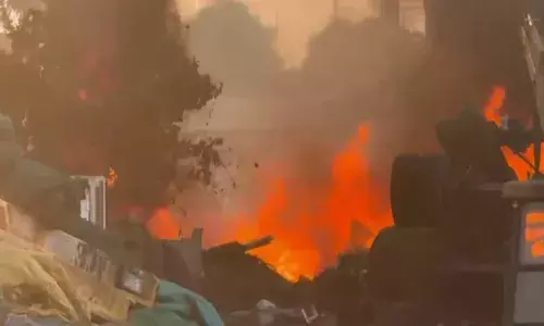 കൂട്ടിയിട്ടിരുന്ന മാലിന്യത്തിൽ നിന്ന് തീ പടർന്നു; കത്തിയമർന്ന് ആലുവയിലെ ആക്രിക്കട; കാറ്റ് വീശിയതോടെ തീ ആളിപ്പടര്ന്നു; തീ നിയന്ത്രണ വിധേയം; വൻ നാശനഷ്ടം കൂട്ടിയിട്ടിരുന്ന മാലിന്യത്തിൽ നിന്ന് തീ പടർന്നു; കത്തിയമർന്ന് ആലുവയിലെ ആക്രിക്കട; കാറ്റ് വീശിയതോടെ തീ ആളിപ്പടര്ന്നു; തീ നിയന്ത്രണ വിധേയം; വൻ നാശനഷ്ടം