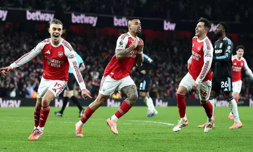 ആസ്റ്റൺ വില്ലയുടെ വിജയകുതിപ്പിന് തടയിട്ട് ആഴ്സണൽ; ഉനായ് എമറിയുടെ സംഘത്തെ പരാജയപ്പെടുത്തിയത് ഒന്നിനെതിരെ നാല് ഗോളുകൾക്ക്; പ്രീമിയർ ലീഗിൽ ഒന്നാം സ്ഥാനം നിലനിർത്തി ഗണ്ണേഴ്സ്