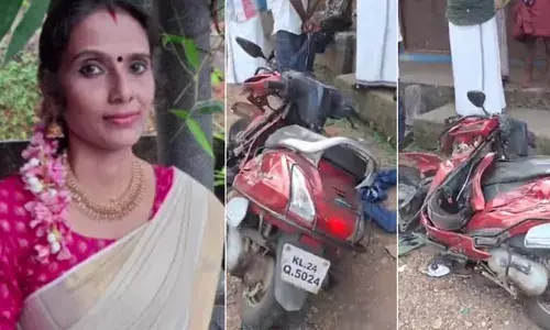 കൊല്ലത്ത് ടോറസ്സ് ലോറി സ്കൂട്ടറിൽ ഇടിച്ചു യുവതി മരിച്ചു; അപകടം ബന്ധുവിനെ റെയിൽവേ സ്റ്റേഷനിൽ വിട്ട് മടങ്ങവേ; പ്രദേശത്ത് അപകടങ്ങൾ പതിവെന്ന് നാട്ടുകാർ