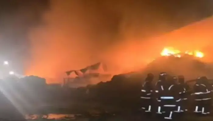 താമരശ്ശേരിയില്‍ പ്ലാസ്റ്റിക് മാലിന്യ സംസ്‌കരണ ഫാക്ടറിയില്‍ വന്‍ തീപിടുത്തം. മൂന്ന് നില കെട്ടിടം പൂര്‍ണ്ണമായും കത്തി നശിച്ചു: ആളപായമില്ല