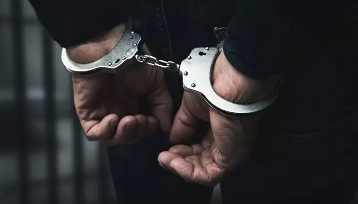 എ.ടി.എം. കാര്ഡെടുത്തത് ചോദ്യംചെയ്തതിന് അപ്പൂപ്പന്റെ തലയ്ക്ക് വെട്ടി പരിക്കേല്പ്പിച്ചു; തടയാനെത്തിയ പിതാവിന്റെ തലയില് ഇരുമ്പുവടിക്ക് അടിച്ചു: ചെറുമകന് അറസ്റ്റില് എ.ടി.എം. കാര്ഡെടുത്തത് ചോദ്യംചെയ്തതിന് അപ്പൂപ്പന്റെ തലയ്ക്ക് വെട്ടി പരിക്കേല്പ്പിച്ചു; തടയാനെത്തിയ പിതാവിന്റെ തലയില് ഇരുമ്പുവടിക്ക് അടിച്ചു: ചെറുമകന് അറസ്റ്റില്