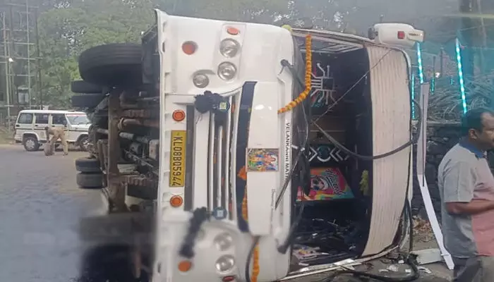 ശബരിമല തീര്‍ഥാടകര്‍ സഞ്ചരിച്ച ബസ് മറിഞ്ഞ് അപകടം; 12 പേര്‍ക്ക് പരിക്ക്