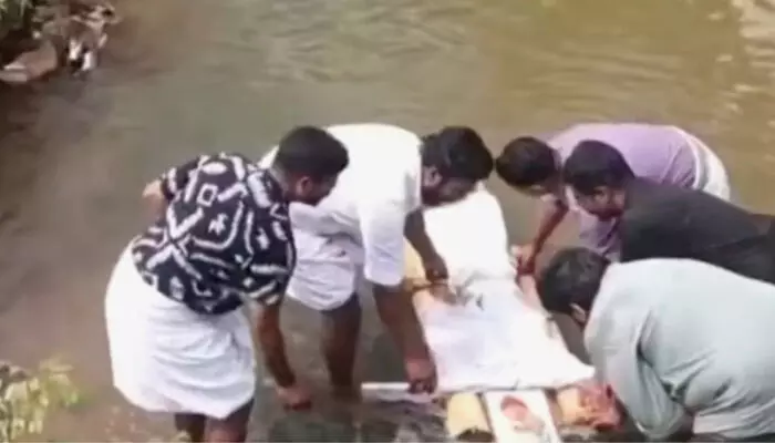 ഇടതുഭരണം നാടിനെ ദുരിതത്തിലാക്കി; പിണറായി വിജയന്റെ കോലം ചങ്ങാടത്തില്‍ക്കെട്ടി തോട്ടിലൊഴുക്കി; യൂത്ത് കോണ്‍ഗ്രസിന്റെ വേറിട്ട പ്രതിഷേധം