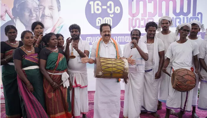 അകലാടി മുനൈനിക്കു പുതുവര്‍ഷത്തില്‍ പുത്തന്‍ സ്വപ്നങ്ങള്‍ നല്‍കി രമേശ് ചെന്നിത്തലയുടെ ഗാന്ധിഗ്രാമം; ഗ്രാമവാസികള്‍ക്കൊപ്പം പുതുവത്സര ദിനം ചെലവഴിച്ച് കോണ്‍ഗ്രസ് നേതാവ്