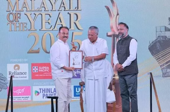 പ്രമുഖ വ്യവസായി കെ മുരളീധരന് മലയാളി ഓഫ് ദ ഇയര്‍ പുരസ്‌കാരം മുഖ്യമന്ത്രി സമ്മാനിച്ചു