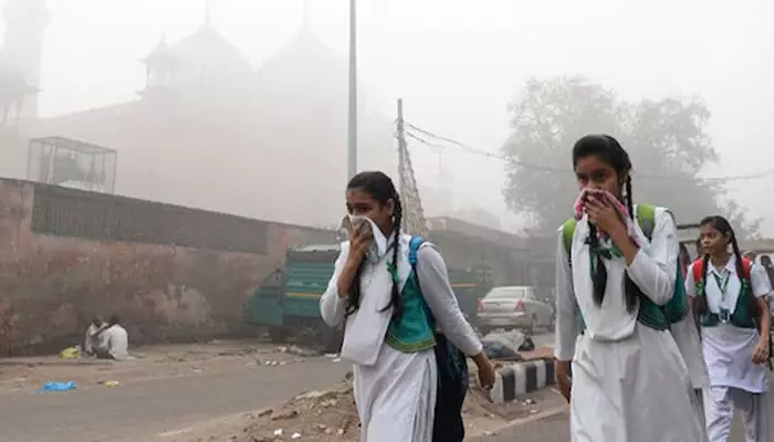 ഡൽഹിയിൽ പോകുന്നവർ മുഖം പൊത്തി പിടിക്കണം; അല്ലാതെ രക്ഷയില്ല; വളരെ മോശം അവസ്ഥയിൽ വായുഗുണനിലവാരം; പലയിടത്തും 450നടുത്ത് എക്യുഐ; പൊറുതിമുട്ടി ജനങ്ങൾ