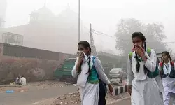 ഡൽഹിയിൽ പോകുന്നവർ മുഖം പൊത്തി പിടിക്കണം; അല്ലാതെ രക്ഷയില്ല; വളരെ മോശം അവസ്ഥയിൽ വായുഗുണനിലവാരം; പലയിടത്തും 450നടുത്ത് എക്യുഐ; പൊറുതിമുട്ടി ജനങ്ങൾ ഡൽഹിയിൽ പോകുന്നവർ മുഖം പൊത്തി പിടിക്കണം; അല്ലാതെ രക്ഷയില്ല; വളരെ മോശം അവസ്ഥയിൽ വായുഗുണനിലവാരം; പലയിടത്തും 450നടുത്ത് എക്യുഐ; പൊറുതിമുട്ടി ജനങ്ങൾ