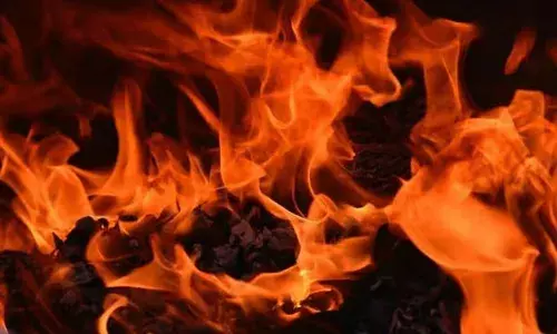 താമരശ്ശേരിയില്‍ പ്ലാസ്റ്റിക് മാലിന്യ സംസ്‌കരണ ഫാക്ടറിയില്‍ വന്‍ തീപിടുത്തം. മൂന്ന് നില കെട്ടിടം പൂര്‍ണ്ണമായും കത്തി നശിച്ചു: ആളപായമില്ല