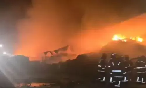 താമരശ്ശേരിയില്‍ പ്ലാസ്റ്റിക് മാലിന്യ സംസ്‌കരണ ഫാക്ടറിയില്‍ വന്‍ തീപിടുത്തം. മൂന്ന് നില കെട്ടിടം പൂര്‍ണ്ണമായും കത്തി നശിച്ചു: ആളപായമില്ല