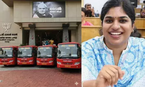 സിറ്റിക്കകത്ത് നാല് എണ്ണം ഇടാനുള്ള സ്ഥലം നമ്മള്‍ കണ്ടെത്തിയിട്ടുണ്ട്;  രണ്ട് എണ്ണം മേയര്‍ക്ക് പൈലറ്റ് പോകും; ഇനി 107 എണ്ണമല്ലേ ഉള്ളൂ;  കെഎസ്ആര്‍ടിസി ഇലക്ട്രിക് ബസ് വിവാദത്തില്‍ വി വി രാജേഷിനെ പരിഹസിച്ച് ഗായത്രി ബാബു