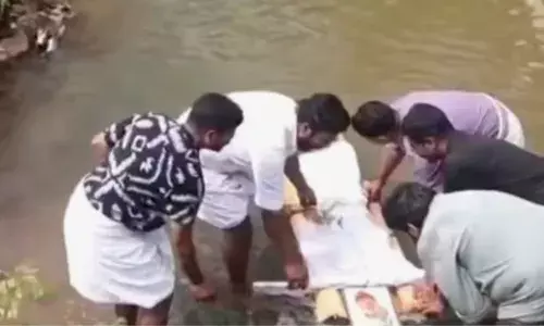 ഇടതുഭരണം നാടിനെ ദുരിതത്തിലാക്കി; പിണറായി വിജയന്റെ കോലം ചങ്ങാടത്തില്‍ക്കെട്ടി തോട്ടിലൊഴുക്കി; യൂത്ത് കോണ്‍ഗ്രസിന്റെ വേറിട്ട പ്രതിഷേധം