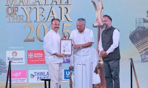 പ്രമുഖ വ്യവസായി കെ മുരളീധരന് മലയാളി ഓഫ് ദ ഇയര് പുരസ്കാരം മുഖ്യമന്ത്രി സമ്മാനിച്ചു പ്രമുഖ വ്യവസായി കെ മുരളീധരന് മലയാളി ഓഫ് ദ ഇയര് പുരസ്കാരം മുഖ്യമന്ത്രി സമ്മാനിച്ചു