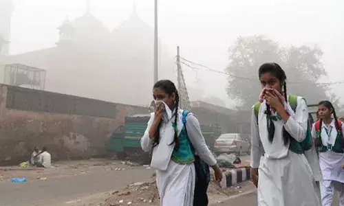 ഡൽഹിയിൽ പോകുന്നവർ മുഖം പൊത്തി പിടിക്കണം; അല്ലാതെ രക്ഷയില്ല; വളരെ മോശം അവസ്ഥയിൽ വായുഗുണനിലവാരം; പലയിടത്തും 450നടുത്ത് എക്യുഐ; പൊറുതിമുട്ടി ജനങ്ങൾ