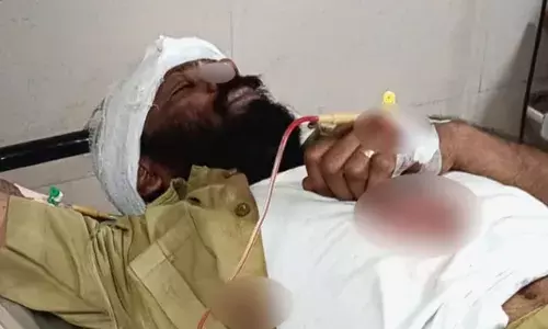 സ്റ്റാൻഡിൽ കുതിച്ചെത്തിയ ബസ് പിന്നോട്ടെടുക്കാൻ റെഡിയായി; വണ്ടിയുടെ അടുത്തായി നിന്ന് ആളോട് മാറാൻ പറഞ്ഞത് ഇഷ്ടമായില്ല; കണ്ടക്ടറെ പൊതിരെ തല്ലി; തലയ്ക്ക് മാരക പരിക്ക്