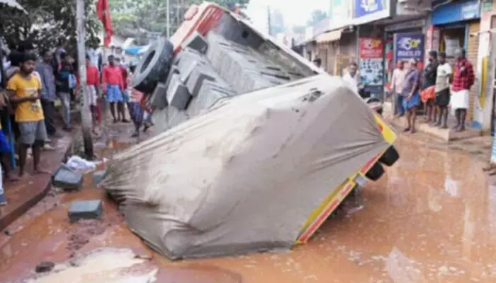 ഇത് ന്യൂയോർക്കിലെക്കാൾ കേമം തന്നെ..; ഹോളോ ബ്രിക്സ് കയറ്റിവന്ന ആ സ്വരാജ് മസ്ദ; ലോഡുമായി പതിയെ വെള്ളം നിറഞ്ഞ കുഴിലിറങ്ങിയതും ദേ..കിടക്കണ്; റോഡിൽ ടിപ്പർ ലോറി മറിഞ്ഞ് അപകടം ഇത് ന്യൂയോർക്കിലെക്കാൾ കേമം തന്നെ..; ഹോളോ ബ്രിക്സ് കയറ്റിവന്ന ആ സ്വരാജ് മസ്ദ; ലോഡുമായി പതിയെ വെള്ളം നിറഞ്ഞ കുഴിലിറങ്ങിയതും ദേ..കിടക്കണ്; റോഡിൽ ടിപ്പർ ലോറി മറിഞ്ഞ് അപകടം