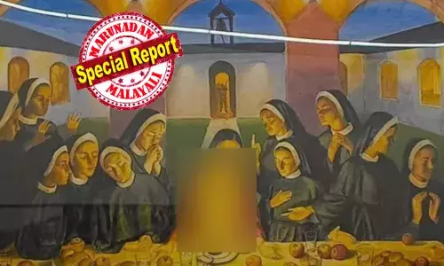 പിന്നിൽ പള്ളി മണി മുഴക്കുന്ന കപ്യാർ; ഒരു വലിയ ടേബിളിൽ കന്യസ്ത്രീകളോടൊപ്പം അന്ത്യഅത്താഴ വിരുന്നിൽ പങ്കെടുക്കുന്ന യേശുക്രിസ്തു..!! കൊച്ചി ബിനാലെ കാണാനെത്തിയവർ കണ്ടത് ഹൃദയം കലങ്ങുന്ന കാഴ്ച; ക്രൈസ്തവ വിശ്വാസികൾ ഏറെ വിശുദ്ധമായി കാണുന്ന ആ ചിത്രം വരച്ചിരിക്കുന്നത് വെറും നീചമായ രീതിയിൽ; വ്യാപക പ്രതിഷേധം