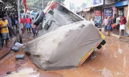 ഇത് ന്യൂയോർക്കിലെക്കാൾ കേമം തന്നെ..; ഹോളോ ബ്രിക്‌സ് കയറ്റിവന്ന ആ സ്വരാജ് മസ്ദ; ലോഡുമായി പതിയെ വെള്ളം നിറഞ്ഞ കുഴിലിറങ്ങിയതും ദേ..കിടക്കണ്; റോഡിൽ ടിപ്പർ ലോറി മറിഞ്ഞ് അപകടം