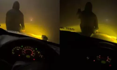 കളി കാര്യമാകും..; കൊടുംമഞ്ഞത്ത് കാറിൽ യാത്ര; വഴി കാണിക്കാൻ ബോണറ്റിലിരുന്ന് മറ്റൊരാളും; സോഷ്യൽ മീഡിയയിൽ വ്യാപക വിമർശനം