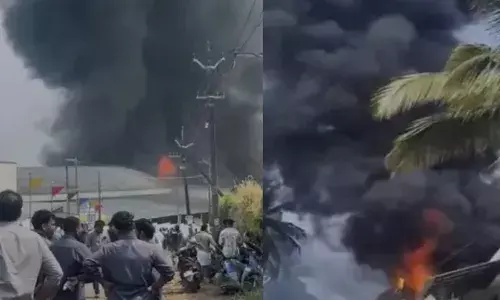 മലപ്പുറത്തെ ചെരിപ്പുകമ്പനിയിൽ വൻ തീപ്പിടുത്തം; ആകാശത്തോളം ഉയർന്നുപൊങ്ങി കറുത്ത പുക; നാട്ടുകാർ പരിഭ്രാന്തിയിൽ; തീ അണയ്ക്കാനുള്ള ശ്രമങ്ങൾ തുടരുന്നു; പിന്നിലെ കാരണം വ്യക്തമല്ല