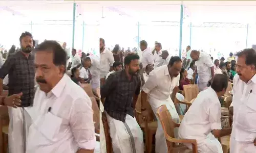 പെരുന്നയിലെത്തിയപ്പോള്‍ ഇരിപ്പിടം മുതിര്‍ന്ന കോണ്‍ഗ്രസ് നേതാക്കള്‍ക്കൊപ്പം;  രമേശ് ചെന്നിത്തലയെ കണ്ടപ്പോള്‍ കൈ കൊടുക്കാന്‍ എഴുന്നേറ്റ് രാഹുല്‍ മാങ്കൂട്ടത്തില്‍; മുഖംനല്‍കാതെ മുതിര്‍ന്ന നേതാവിന്റെ മടക്കം