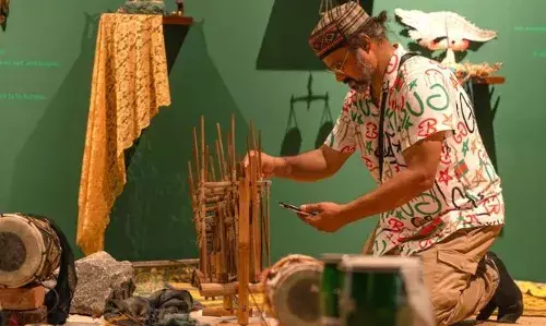 പ്രാചീന സമ്പ്രദായങ്ങളും സംഗീതോപകരണങ്ങളും ബിനാലെയില് കലയായി മാറുന്നു: സെലിബ്രിറ്റി സന്ദര്ശകര് പ്രാചീന സമ്പ്രദായങ്ങളും സംഗീതോപകരണങ്ങളും ബിനാലെയില് കലയായി മാറുന്നു: സെലിബ്രിറ്റി സന്ദര്ശകര്