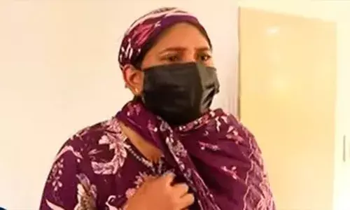 പെരുന്നാളിന് ഭാര്യ സ്വന്തം വീട്ടിലേക്ക് പോയപ്പോൾ മറ്റൊരു കല്യാണം കഴിച്ചു; പഠിപ്പിന്റെയും നിറത്തിന്റെയും പേരിൽ തലാഖ് ചൊല്ലി; വീട് പൂട്ടി മുങ്ങി; എട്ട് ദിവസമായി ഹസീനയും കുഞ്ഞും വരാന്തയില്‍