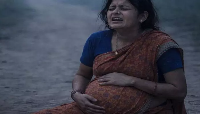 ഗർഭ വയറും കൊണ്ട് വേദനയിൽ പുളഞ്ഞ് ആശുപത്രി വരെ നടന്നു; സിസേറിയൻ കഴിഞ്ഞതും ഹൃദയഭേദകമായ കാഴ്ച; മഹാരാഷ്ട്രയിൽ യുവതിക്കും കുഞ്ഞിനും ദാരുണാന്ത്യം ഗർഭ വയറും കൊണ്ട് വേദനയിൽ പുളഞ്ഞ് ആശുപത്രി വരെ നടന്നു; സിസേറിയൻ കഴിഞ്ഞതും ഹൃദയഭേദകമായ കാഴ്ച; മഹാരാഷ്ട്രയിൽ യുവതിക്കും കുഞ്ഞിനും ദാരുണാന്ത്യം