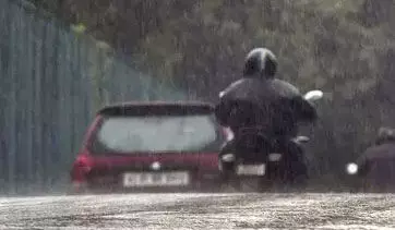 തെക്കന് തമിഴ്നാട് തീരത്തിന് മുകളില് നിലനില്ക്കുന്ന ചക്രവാതച്ചുഴി; സംസ്ഥാനത്ത് വിവിധയിടങ്ങളില് മഴ തുടരും തെക്കന് തമിഴ്നാട് തീരത്തിന് മുകളില് നിലനില്ക്കുന്ന ചക്രവാതച്ചുഴി; സംസ്ഥാനത്ത് വിവിധയിടങ്ങളില് മഴ തുടരും