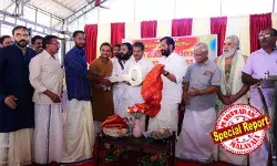 അറിയില്ലെന്ന് പറഞ്ഞ ആ കാട്ടുകള്ളനൊപ്പം അടൂര് പ്രകാശ് എംപി; ഉണ്ണിക്കൃഷ്ണന് പോറ്റി നിര്മ്മിച്ചുനല്കിയ വീടുകളുടെ താക്കോല്ദാന ചടങ്ങില് മുഖ്യാതിഥി; കൂടുതല് ചിത്രങ്ങള് പുറത്ത്; പ്രസാദം നല്കാന് പോറ്റിക്കൊപ്പം സോണിയെ കാണാന് പോയ എംപി കോണ്ഗ്രസിനെ വെട്ടിലാക്കുന്ന ചിത്രങ്ങള് പങ്കുവച്ചത് സോഷ്യല് മീഡിയയിലും അറിയില്ലെന്ന് പറഞ്ഞ ആ കാട്ടുകള്ളനൊപ്പം അടൂര് പ്രകാശ് എംപി; ഉണ്ണിക്കൃഷ്ണന് പോറ്റി നിര്മ്മിച്ചുനല്കിയ വീടുകളുടെ താക്കോല്ദാന ചടങ്ങില് മുഖ്യാതിഥി; കൂടുതല് ചിത്രങ്ങള് പുറത്ത്; പ്രസാദം നല്കാന് പോറ്റിക്കൊപ്പം സോണിയെ കാണാന് പോയ എംപി കോണ്ഗ്രസിനെ വെട്ടിലാക്കുന്ന ചിത്രങ്ങള് പങ്കുവച്ചത് സോഷ്യല് മീഡിയയിലും