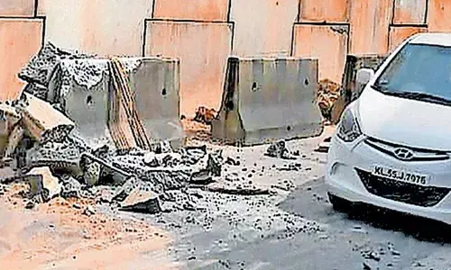 ദേശിയപാത നിര്‍മ്മാണത്തിനിടെ ക്രെയിനിന്റെ ബെല്‍റ്റ് പൊട്ടി കോണ്‍ക്രീറ്റ് സ്ലാബ് റോഡിലേക്ക് വീണു; ഒഴിവായത് വന്‍ അപകടം: സുരക്ഷാ മാനദണ്ഡം പാലിക്കാത്തതില്‍ പ്രതിഷേധിച്ച് നാട്ടുകാര്‍